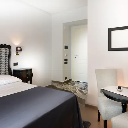 Barbarella نابولي